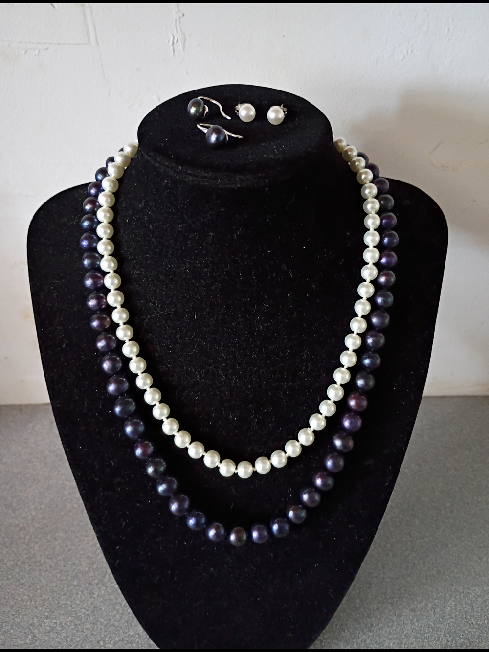 2 Pearl Necklaces & Earrings: Black & White Pearls 18" & 16" Exc. Cond Must See!